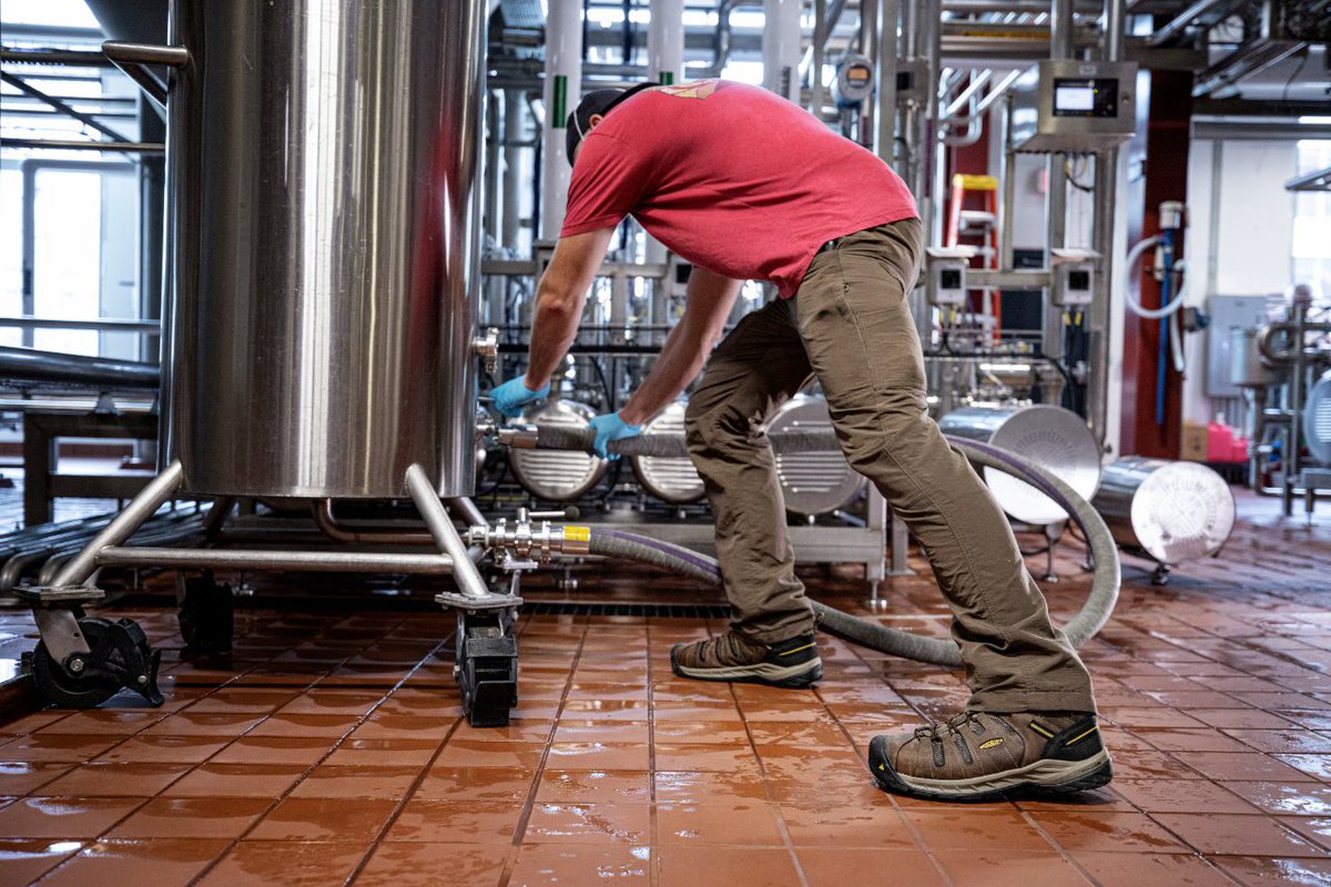 KEENUtility's tweet image. Slipping and sliding won't cut it. Get a grip with the Flint II. (Its siped outsole disperses liquids quickly for increased traction. ) 💪 #KEENUtility #workboots