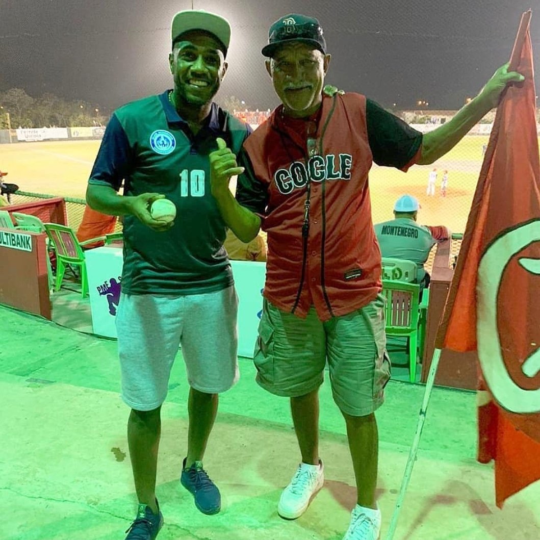 tvmaxdeportes's tweet photo. Luis "El Matador" Tejada 🇵🇦 junto a un fanático de Coclé en el estadio de Miraflores 🏟️⚾. Disfrutando del buen béisbol. #FullBeis https://t.co/keqWeneVXW
