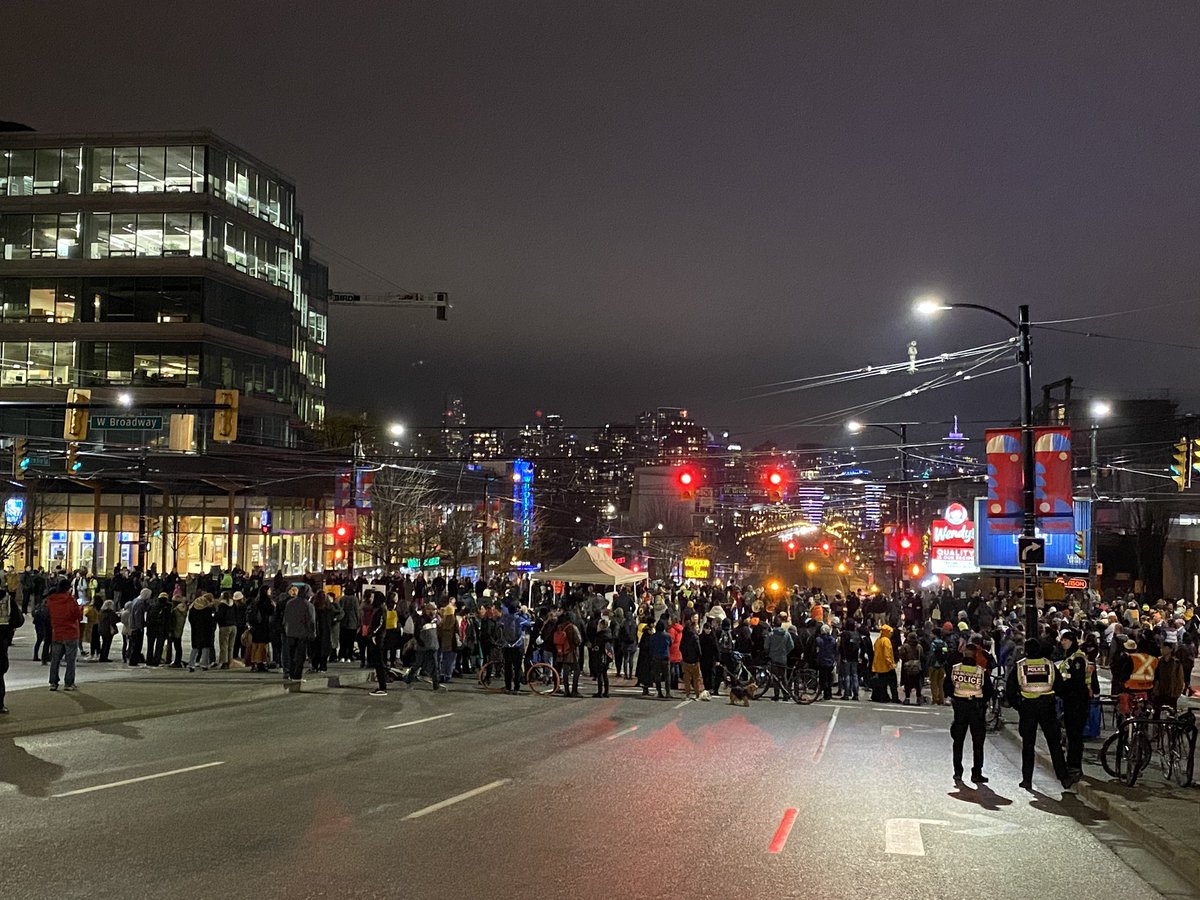 Hours in, and this crowd at Cambie and Broadway has only gotten bigger. #Vancouver out in a big way for Wet’suwet’en ✊🏼 #WesuwetenStrong #WetsuwetenSolidarity #yvr #bcpoli