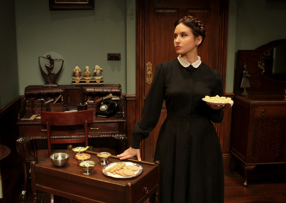 AWeltch's tweet photo. 'Classic Christie, presented in the classic style – an absolutely top-notch, head-scratching puzzle of a mystery, expertly staged and brilliantly performed': my review of #AMurderIsAnnounced which opened at @New_Theatre tonight https://t.co/MmpzFlD3JZ #theatre #theater #review https://t.co/1u5U9l4sA5