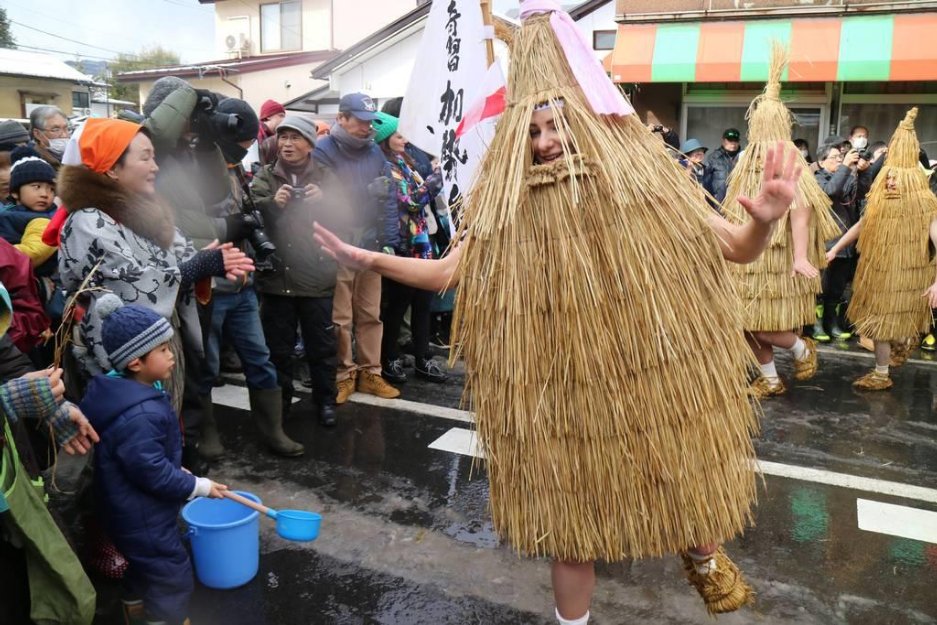 Mulboyne's tweet image. Hard to be certain which ones under all that straw, but some of the 34 kasedori taking part in yesterday's festival in Yamagata were foreigners. mainichi.jp/articles/20200…