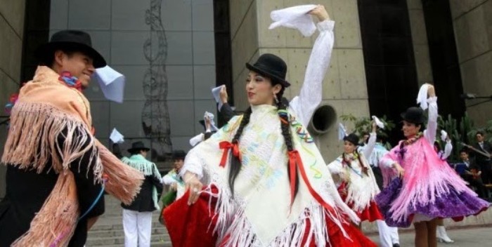 lamula's tweet image. &quot;La pandilla puneña: baile post Candelaria&quot;, por Christian Reynoso --&amp;gt; ow.ly/oDQj30qgYuo

#Muleros #ComunidadMulera #Bloggeros