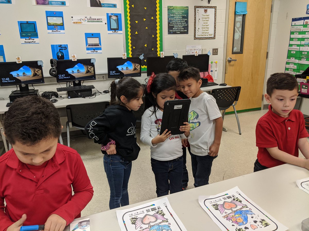 Ocelotscode's tweet image. @Ozobot ➕ @quivervision = Friends having fun!! 👦💗👩💗👦💗👩 #coding108