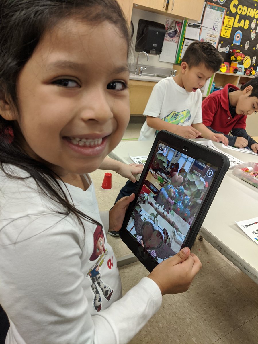 Ocelotscode's tweet image. @Ozobot ➕ @quivervision = Friends having fun!! 👦💗👩💗👦💗👩 #coding108