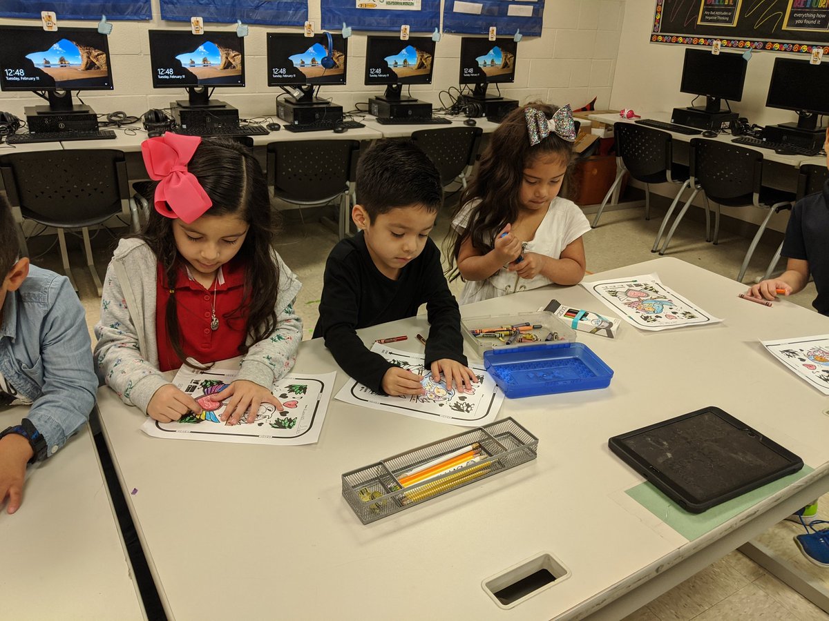 Ocelotscode's tweet image. @Ozobot ➕ @quivervision = Friends having fun!! 👦💗👩💗👦💗👩 #coding108