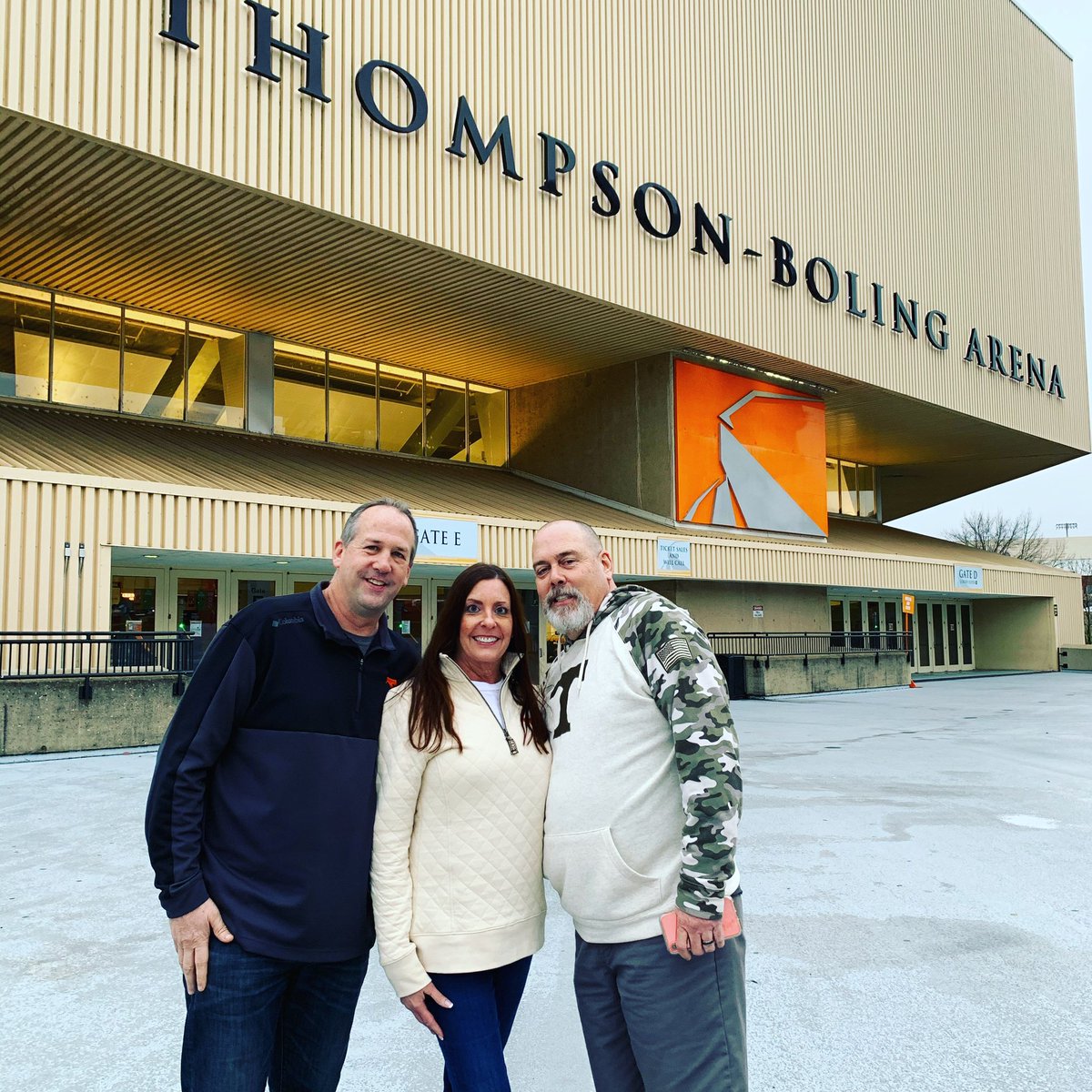 twin_cheermom4's tweet photo. @Vol_Hoops  Orange and White World!! https://t.co/4qWiyyTJBX