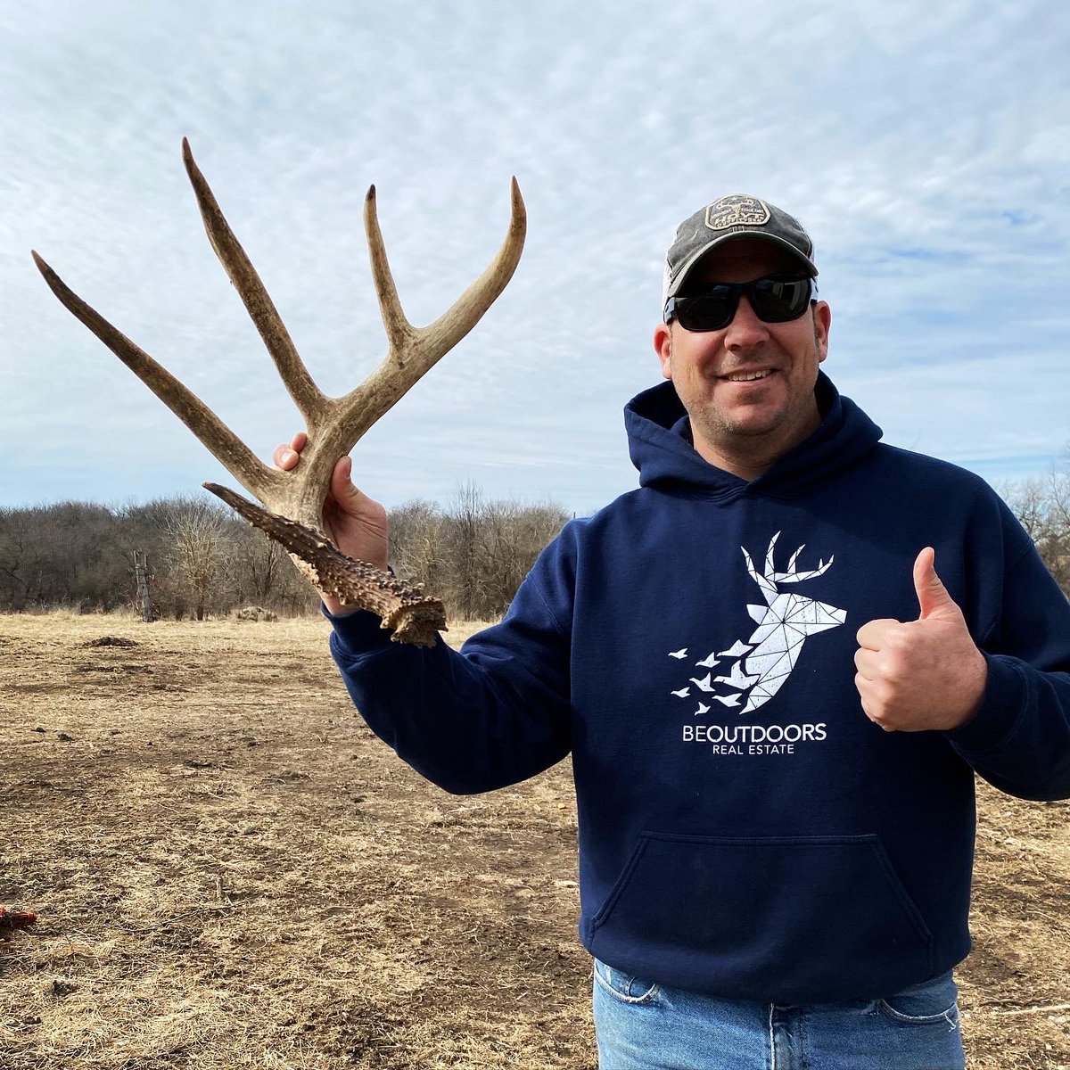 BEOUTDOORScom's tweet photo. Pretty impressive 5 point side! #shedantlers #shedhunting #browngold #milesforpiles #Tinesup #shed #rub #deersign #whitetail #hunt #DeerHunter #Antlers #DeerRub #DeerAntlers #Recreation #scouting https://t.co/ZqaMTF3CR3