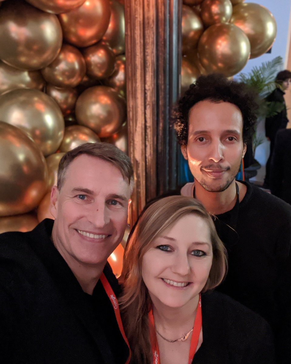 KayOberbeck's tweet photo. The golden 20ies at #TachGoogle in Berlin with the best Comms team ever! @Haer_Lehmann @h_anna_h @RalfBremer @lenah https://t.co/sRvnhPmQD3