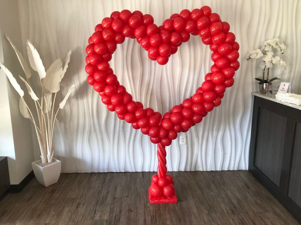 Make sure y’all stop by this Friday February 14th at our Polaroid booth on all four lunches to take pictures for just $2!!📸we will be having a heart shape balloon frame like the one below! Retweet and spread the word