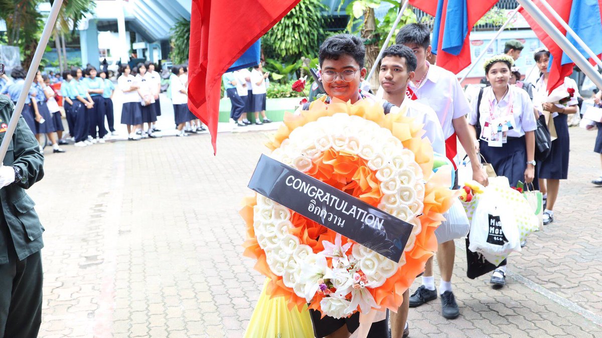 Samitthhhh's tweet image. เมื่อเพื่อนอยากได้ดอกไม้เป็นช่อ