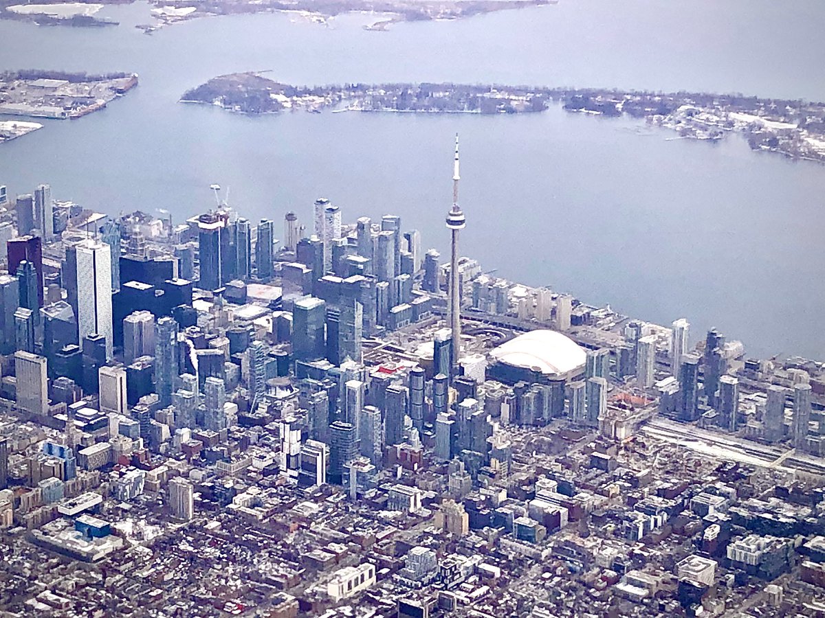 danaLanderson's tweet photo. Returning today & had this rare view of #Toronto from the air #remarkable #cityscape #TOview https://t.co/SvSwLBhYYW