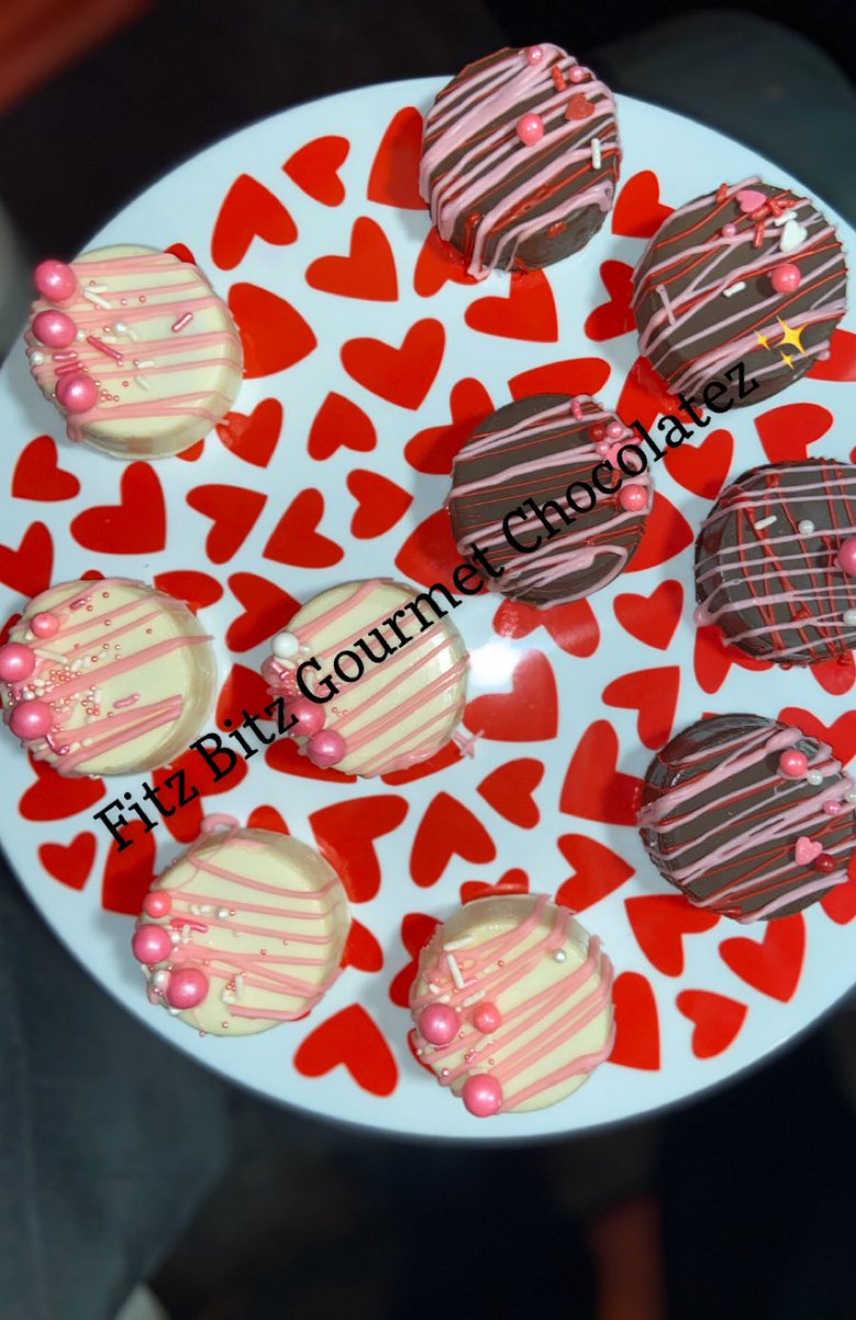 fitz_bitz's tweet photo. Yesterday’s order 😋💓🤍🤎
Valentine’s Day, chocolate covered oreo’s 😍
#chocolatecoveredoreos #milkchocolate #whitechocolate #valentinesday2020 #fitzbitzgourmetchocolatez #oreos #pink #white #red #sprinkles https://t.co/fgZZxKUsNX