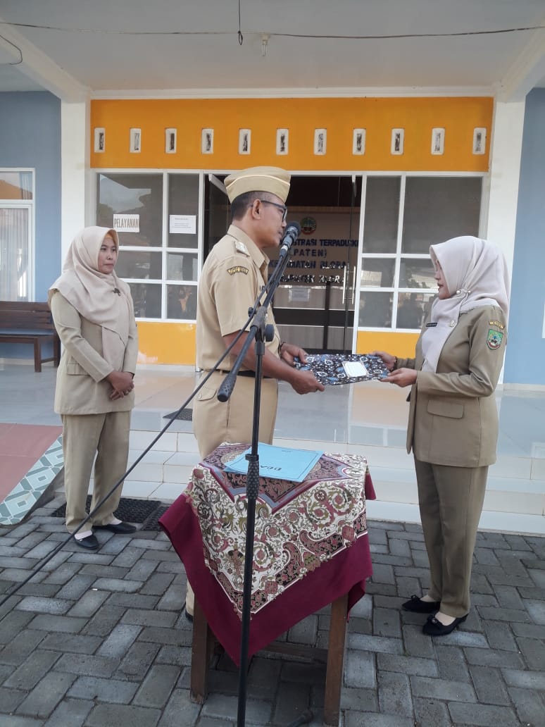 Pada hari senin (10/02/2020) Penyerahan memori Kalur Kedungjenar oleh Camat Blora Bapak Dasiran. S.Ag. M.Si kepada PLT Kalur Ibu Dra. Sri Budi lestari di acara apel pagi di halaman kantor Kecamatan Blora.#KecamatanBlora#Kabupatenblora