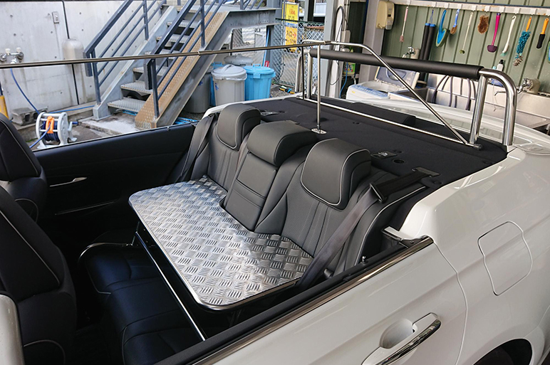 Carview カービュー 広報車を借りに行ったメンバーが撮ってきた写真を共有します パレードなんかに使うオープンカー 仕様のクラウン 4枚目のシートを載せて座るみたいです 鉄板になっているところは足置き これまで活躍したピンククラウンの