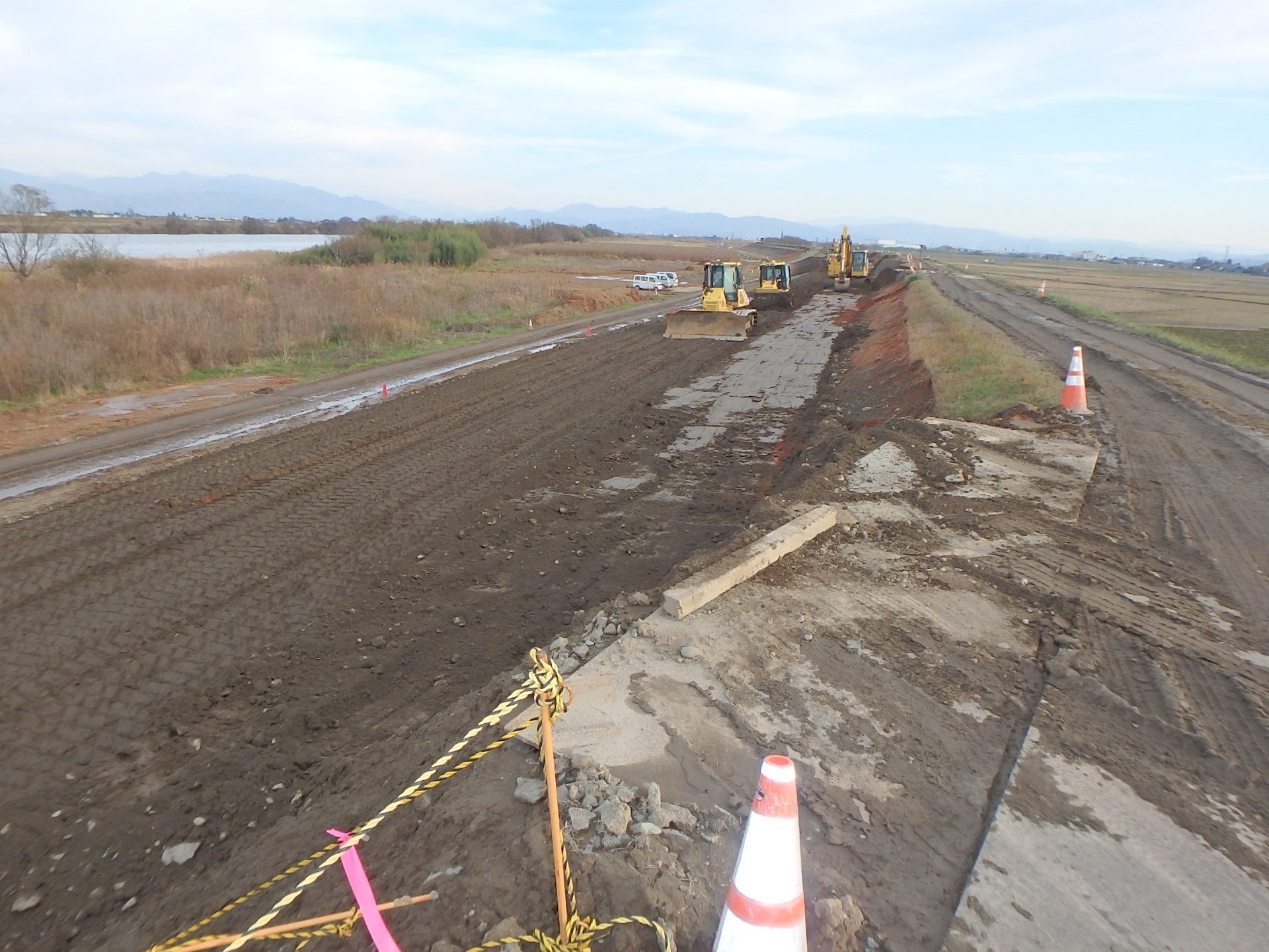 国土交通省 福井河川国道事務所 九頭竜川の堤防を太くしています 九頭竜川では 河川内の掘削工事 で発生する土砂を有効活用して 堤防を拡げる工事を 順次実施しています 堤防工事や 河川内の掘削工事を通じて 地域の安全 安心の確保に繋げていき 国土交通省 福井河川国道事務所 九頭竜川の堤防を太くしています 九頭竜川では 河川内の掘削工事 で発生する土砂を有効活用して 堤防を拡げる工事を 順次実施しています 堤防工事や 河川内の掘削工事を通じて 地域の安全 安心の確保に繋げていき