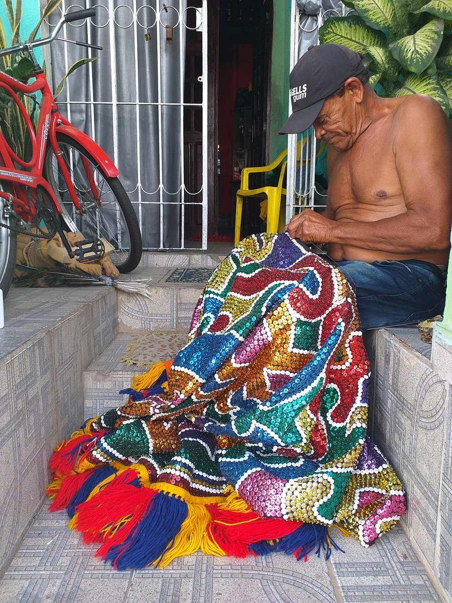 Vou deixar hoje vocês com uma imagem bonita (pois a canalhice, aprendi, não suporta beleza):  Severino bordando, na porta de sua casa, a gola de caboclo que ele vai usar no Carnaval. Tracunhaém, mata norte de Pernambuco.