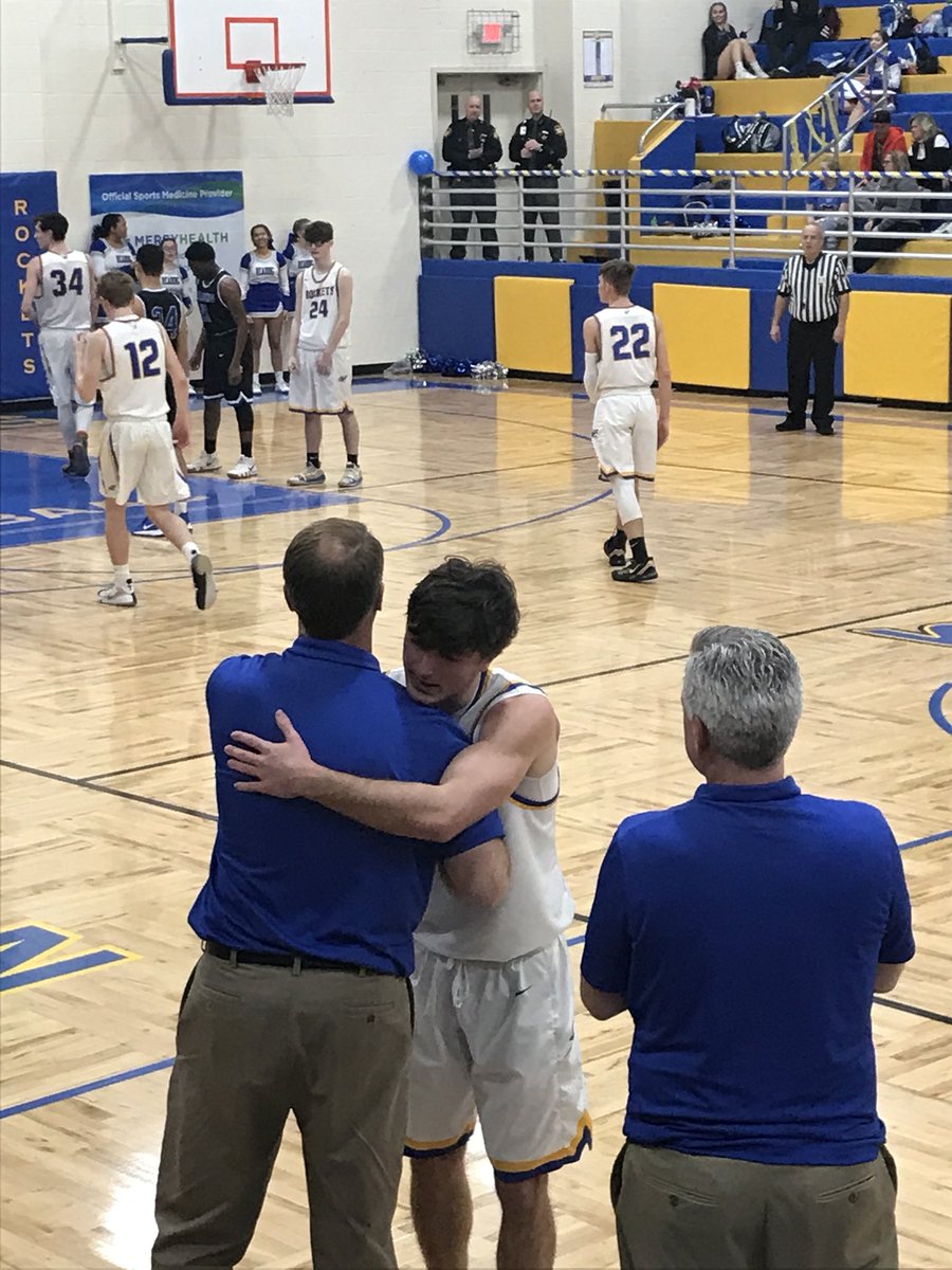 CNEAthletics's tweet photo. Congratulations again to our boys basketball seniors. Thank you to Mrs.Yeager for coordinating the banner!  @cneschools @CNEHighSchool https://t.co/TWeDnWvMSB