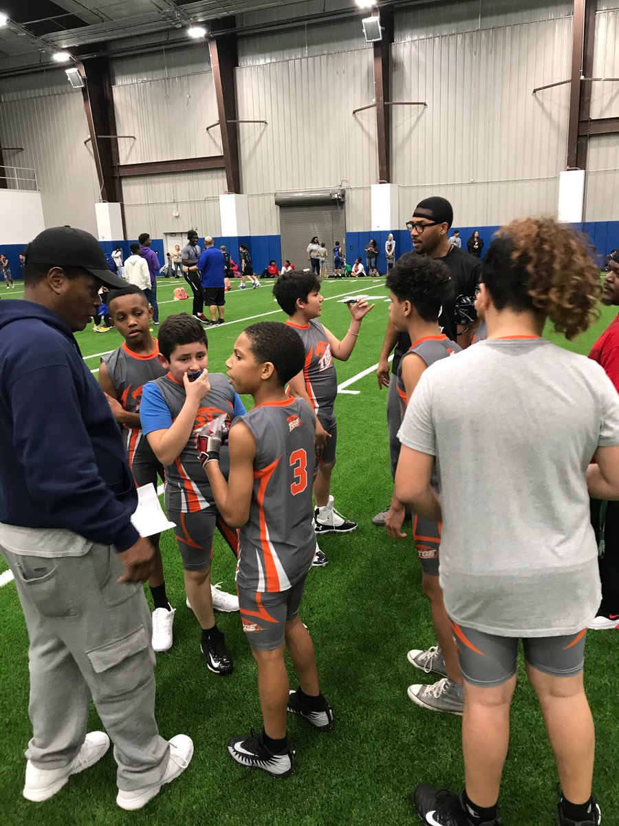 CEKing_Football's tweet photo. Shots from Week 1 of the Top Gun Elite Passing League!! Great turnout. Thank you to all the parents and players. Tell a friend that there’s still time to join. See you next Tuesday for Week 2!!
#TopGunElite https://t.co/v7SyVHx2Xe