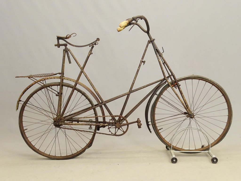 rmartincole's tweet photo. The preview for the annual bicycle auction at Copake is really something else. https://t.co/vqeSkWU7N0 https://t.co/iDPqb2pApA