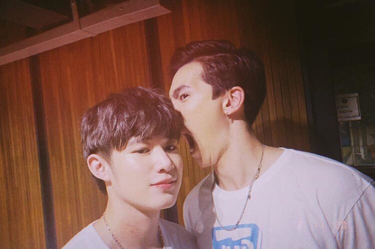 MmaxNatPH's tweet photo. 🦁: Kikiligin ka o kakagatin kita?
•
•
Okay po, mangangagat na po ang Big 🦁 pero easy-easy lang ang Little 🦊 [parang sanay ata sa kagatan with Big 🦁😂] 
•
•
#WHYRUroadshowDay2
#WHYRUtheseries #เพราะรักใช่เปล่า #DewBlue #MaxNat #Mmaxmax #natasitt #DoMunDiTV #MaxNatPH https://t.co/nFdQhcs52W