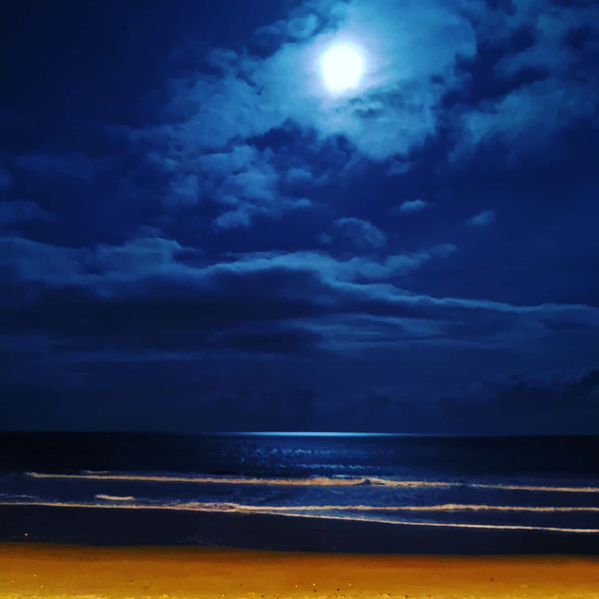JoNewbigging's tweet photo. Preparing for nights by larking about on the beach at midnight with my teen 🤪 (on a school night 😱) - I hijacked his driving practice and made him take a detour to Sandbanks - I set the best examples! 😂😂😂 #YOLO #LifesTooShort #Sandbanks #NightShiftPrep https://t.co/CRH7GsgS4O