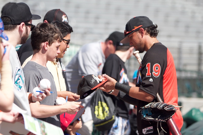 Flashdeportivo's tweet image. @MRojasOfficial Compartiendo con los fanáticos en el inicio del #SpringTraining2018 Se apresta a iniciar un nuevo #SpringTraining2020 con @LosMarlins