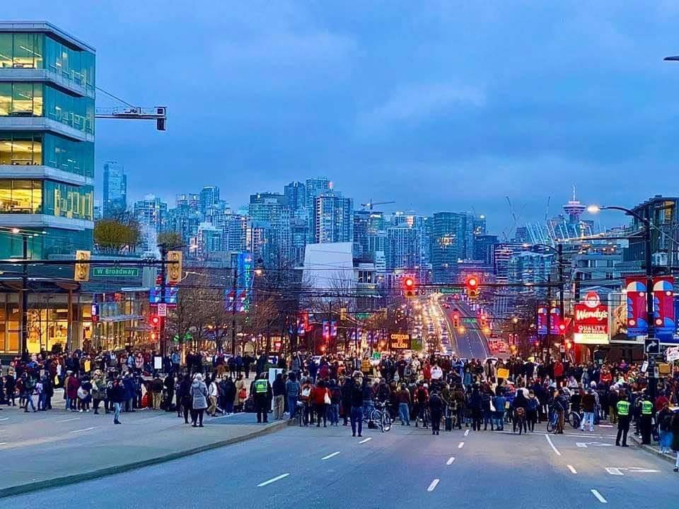 Cambie and Broadway at rush hour right now

#WetsuwetenStrong #NoConsent #NoTrespass #Vancouver #Vanpoli #IdleNoMore #NativeTwitter #Indigenous #ClimateEmergency #bcpoli #cdnpoli