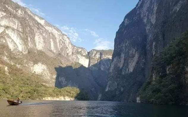 Ecopoint_Mexico's tweet photo. Un espectáculo que pocas veces se puede apreciar en el cañon del sumidero deja entrever la figura de un Jaguar, símbolo Maya, símbolo del estado como si bebiera agua del río.
Por esto debemos de ayudar al planeta para que más generaciones puedan observar estos regalos que nos da. https://t.co/z02NL1wapK