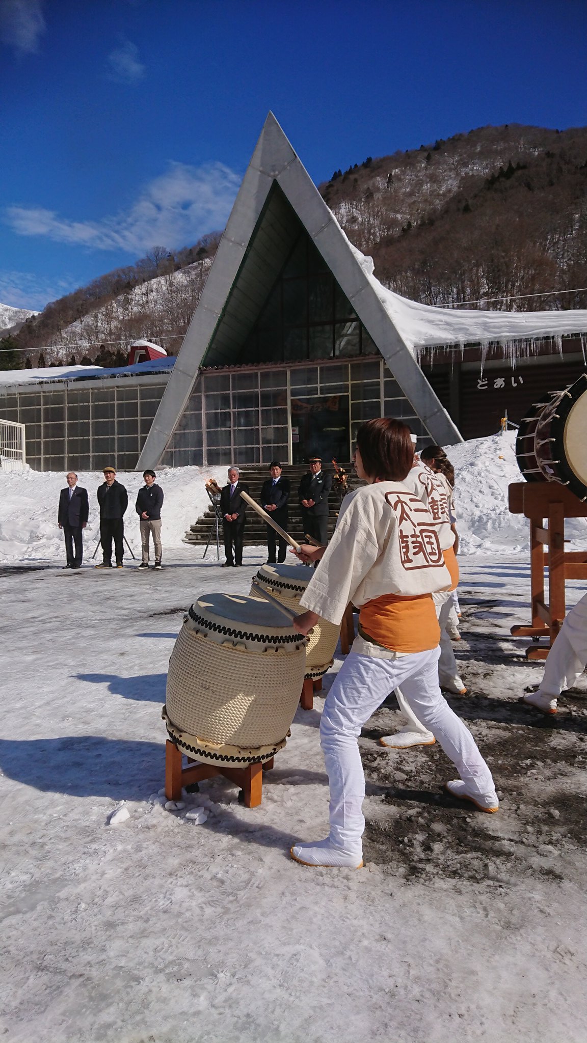 谷川岳天神平 本日ｊｒ土合駅にて 無人駅グランピング施設 ｄｏａｉ ｖｉｌｌａｇｅ 実証実験のオープニングセレモニーが開催されました 土合駅は谷川岳ロープウェイの最寄り駅 宿泊施設だけでなく アウトドアサウナや旧駅舎を利用したカフェも併設され