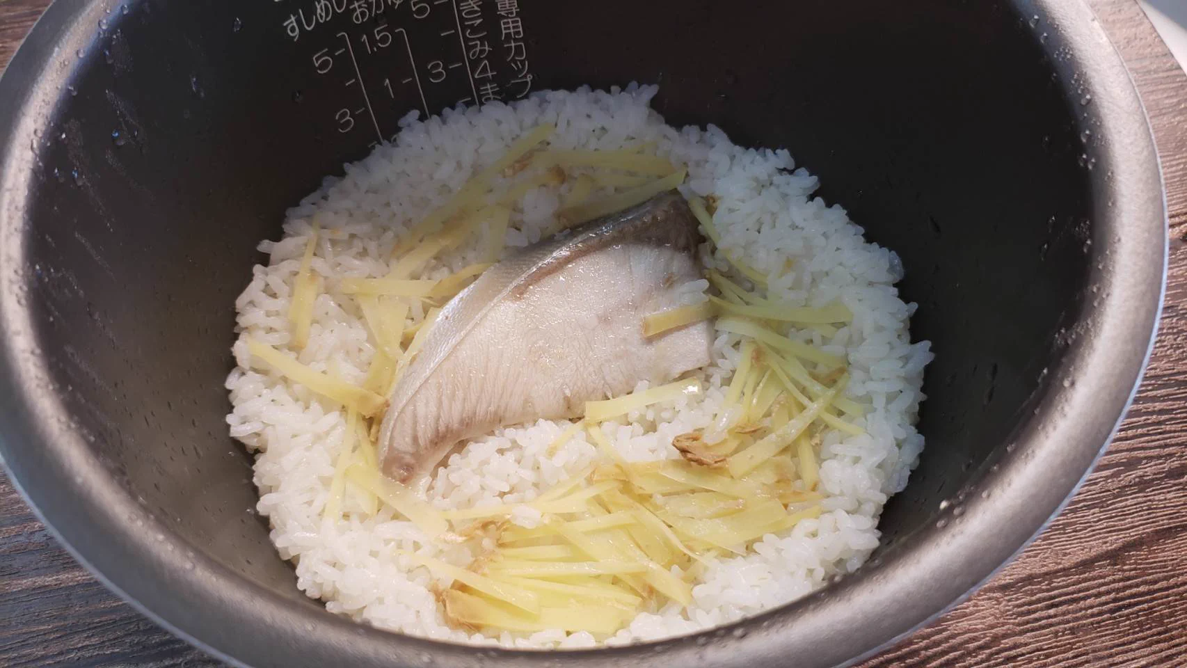 鯛めしに劣らない旨味！「炊き込みブリ飯」のレシピ！