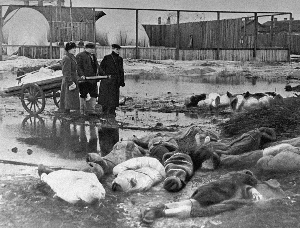 El Asedio de Leningrado está considerado como el más costoso en términos de vidas humanas de la historia documentada, con entre 1.2 y 5.4 millones de muertos en los 900 días de sitio. Otro negro episodio de genocidio de la mano de los nazis que hoy algunos pretenden blanquear.