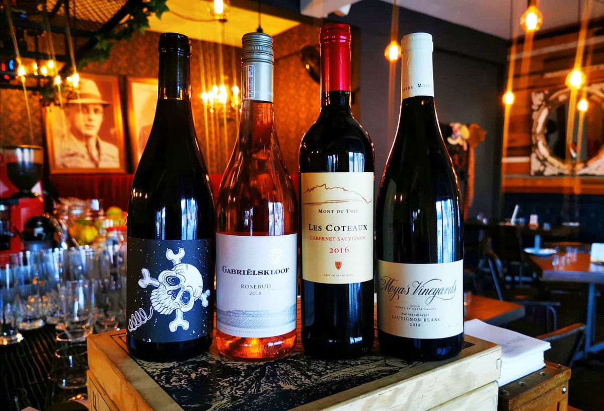 We have a seriously good selection for today’s #WineWednesday, where you pay R60 per glass. Pop in for after work drinks or a mid-week dinner!
The Blacksmith - Barebones 2019 Vintage
@gabrielskloof - Rosebud
Mont Du Toit Les Coteaux - Cab/Sauv
Moya's Vineyards - Sauvignon Blanc