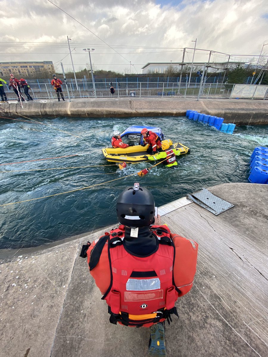 A great example of multi agency working. @WSFRS_TDA @WSFRS_TRU @sussexfloodunit and @mawwfire The best way to train to understand how each other work and standardise rescue techniques. Fire services and voluntary flood teams working together is common at large incidents.