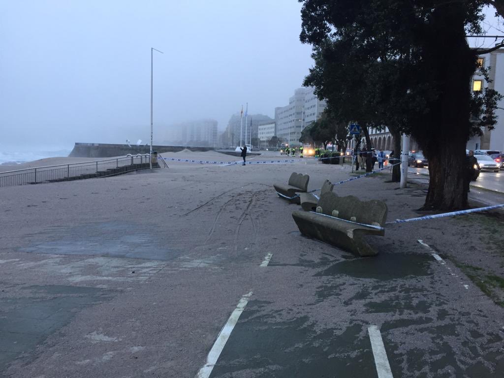 InesGago's tweet photo. Esta mañana el paseo marítimo de A Coruña amaneció así. @tiempobrasero https://t.co/xXMX27Rhpc