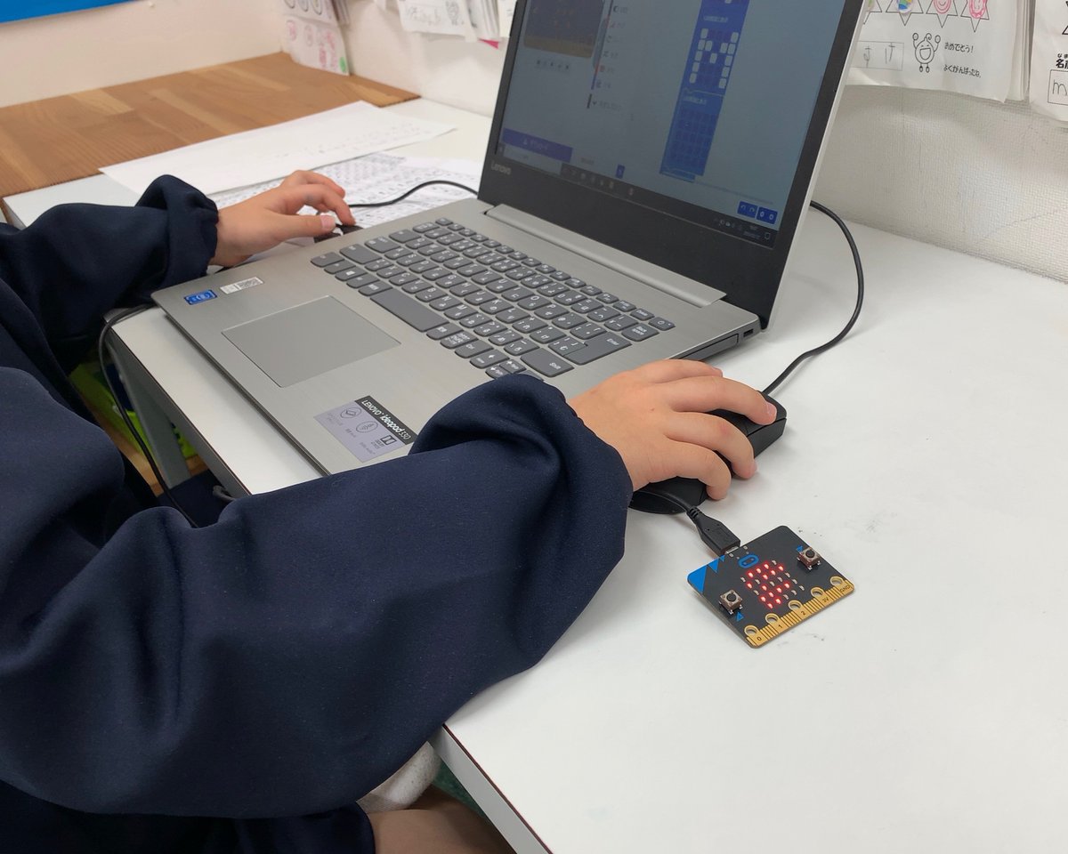 robotdreamRG's tweet photo. 水曜日は尾道教室。マイクロビットをつかって、小学生一年生がローマ字のカタチをLEDでつくっています。
#プログラミング教室 #尾道駅近く #プログラミングスクール #RoFReC https://t.co/QDxnvBPxpJ