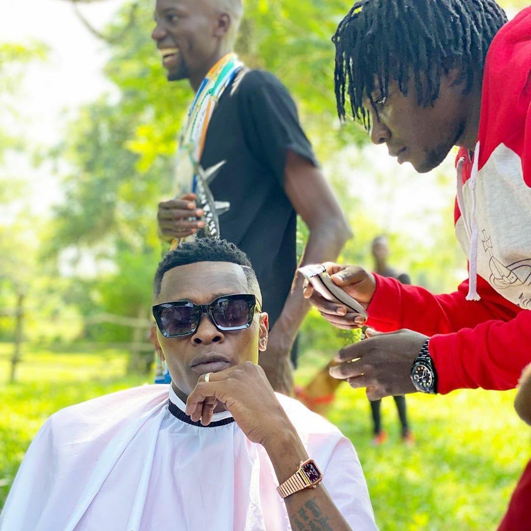 One_PiusJadwar's tweet photo. JOSE CHAMELEONE TO BEBE COOL

 “ I was singing Katupakase when he was singing Kuss Kuss. Now we're singing Baliwa, he is singing Wire Wire."

The truth is Baliwa song is bigger the Entire bebe cool’s Music career! 🏃🏼‍♂️🏃🏼‍♂️🏃🏼‍♂️🏃🏼‍♂️🏃🏼‍♂️🏃🏼‍♂️🏃🏼‍♂️ https://t.co/w841VkiyiJ