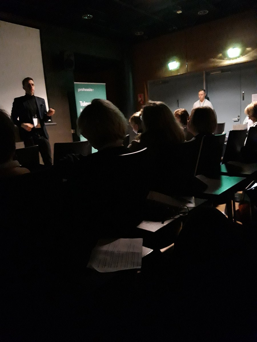 WessmanJenni's tweet photo. @JaakkoSahimaa'n puheenvuoro työn merityksellisyydestä käydään tunnelmavalaistuksessa. Edelinen puhuja @IlkkaHalava vei mennessään koko Keilaniemestä valot 🤔 #silverflash #Työllistäminen2020 https://t.co/WiObWaGspm