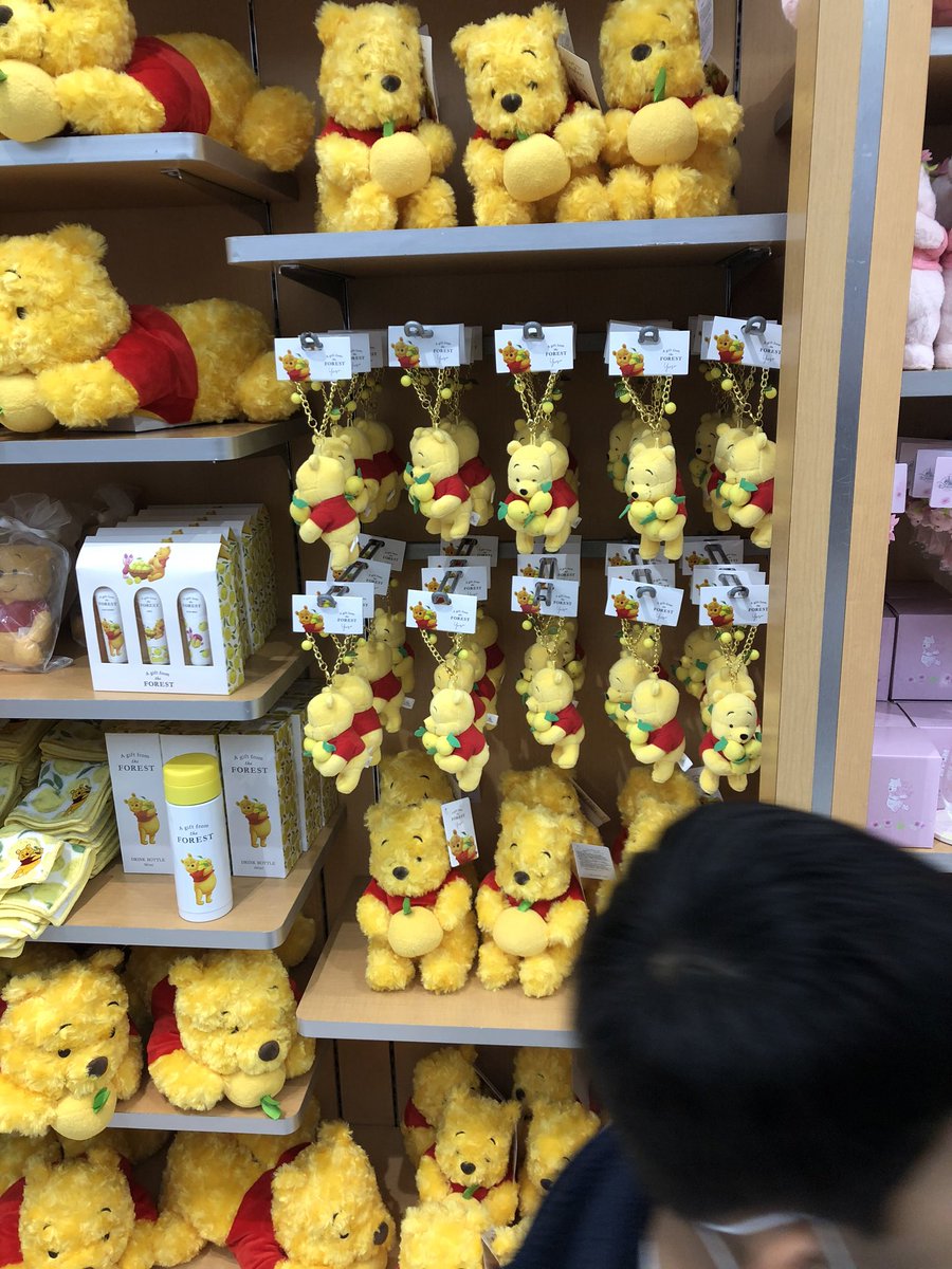 のんちゃん 心斎橋のディズニーストアにも沢山 いつもはすぐ売り切れるけど 今は観光客が少ないので まだまだ大丈夫と店員さん のんちゃん 心斎橋のディズニーストアにも沢山 いつもはすぐ売り切れるけど 今は観光客が少ないので まだまだ大丈夫と店員さん