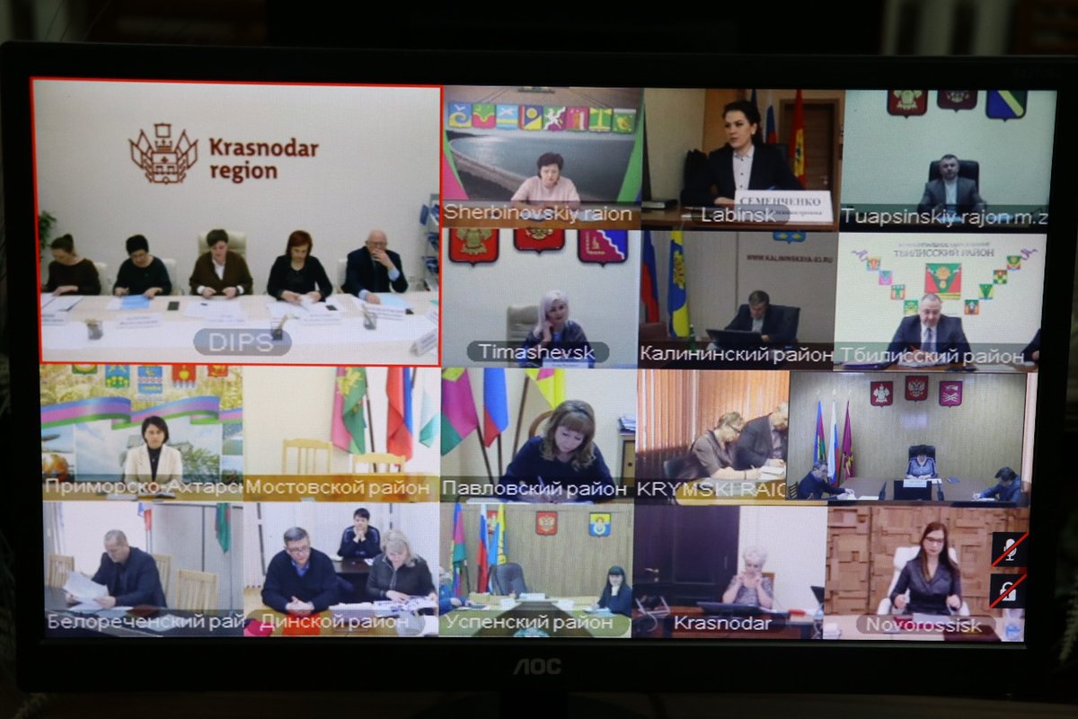В малом зале администрации состоялось селекторное совещание по вопросу сокращения дефицита медицинских кадров в медицинских учреждениях Краснодарского края, а также открытия сети филиалов профессиональных образовательных учреждений для подготовки среднего медицинского персонала.