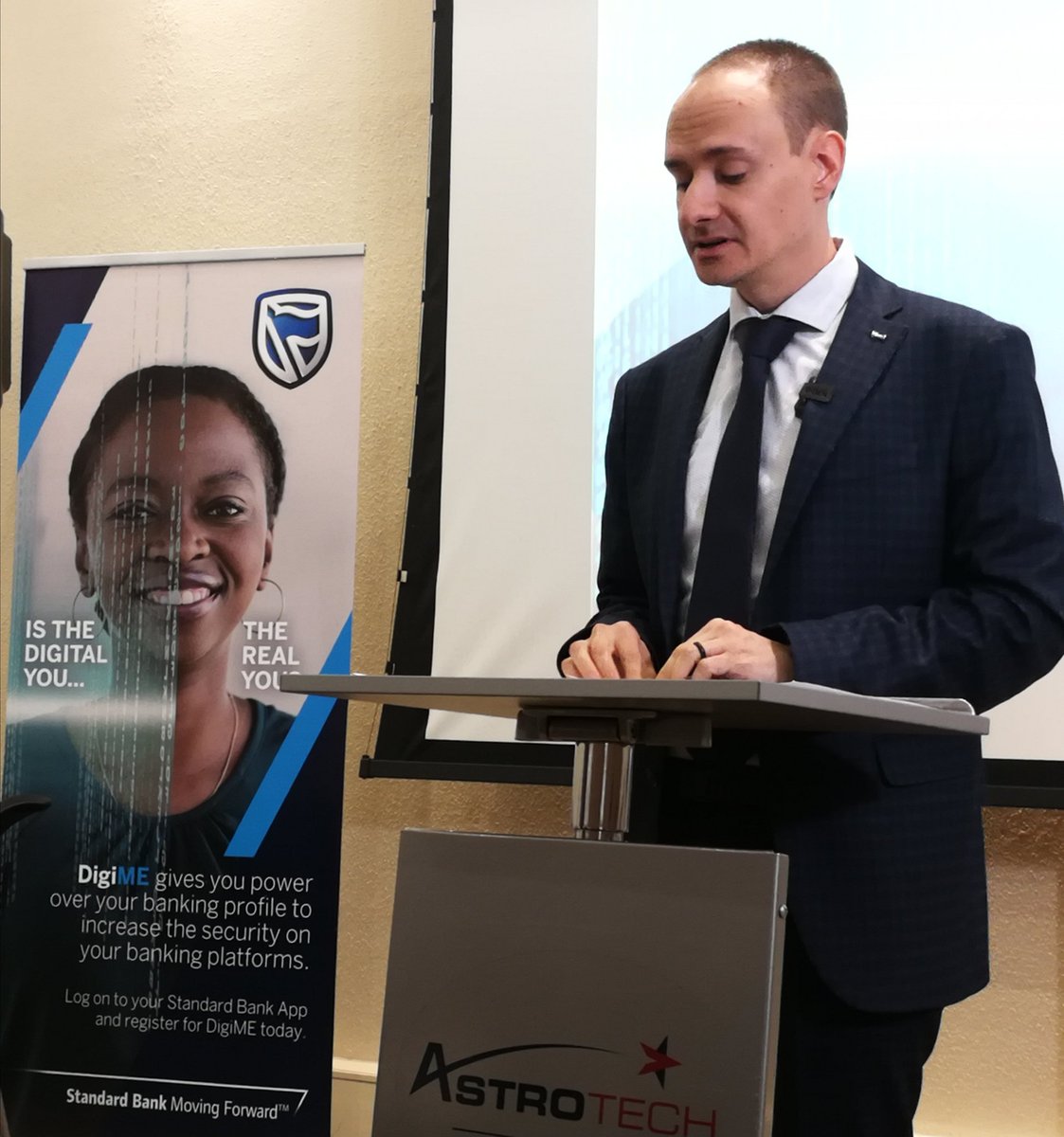 SB_BusinessZA's tweet image. Andrew Van der Hoven, Head of Digital Banking at Standard Bank opens up the proceedings by taking us back to what banking looked like 10 years ago.
#DigiME