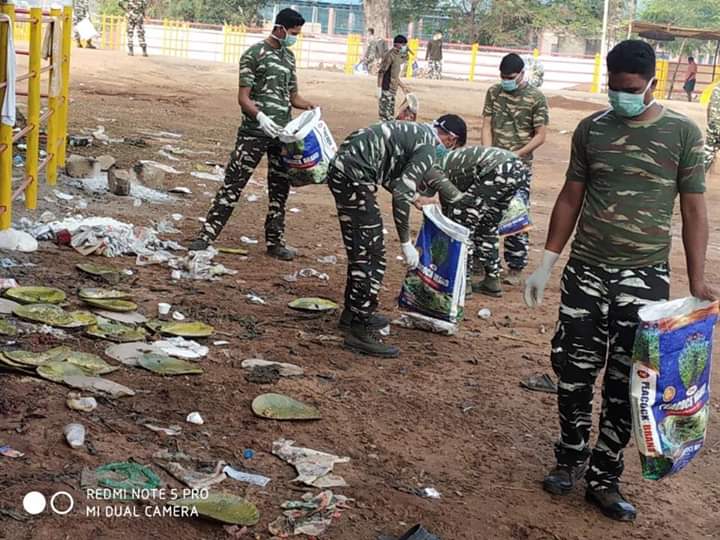 fasi_adeeb's tweet image. Our #IndianCommandos Participating in Swach Baharth at Medaram 🙏🇮🇳

గన్నులు పట్టిన #జవానుల చేతుల్లో  మేడారం జాతరలో చీపుర్లు !!
#JayhoJawan
#JaiHind🇮🇳
#SwachBaharth
#IncrediableIndia&apos;

@MuluguSP @TelanganaDGP @HiHyderabad @KTRTRS @TelanganaCOPs @adgpi @MC_GWMC @DrTamilisaiGuv