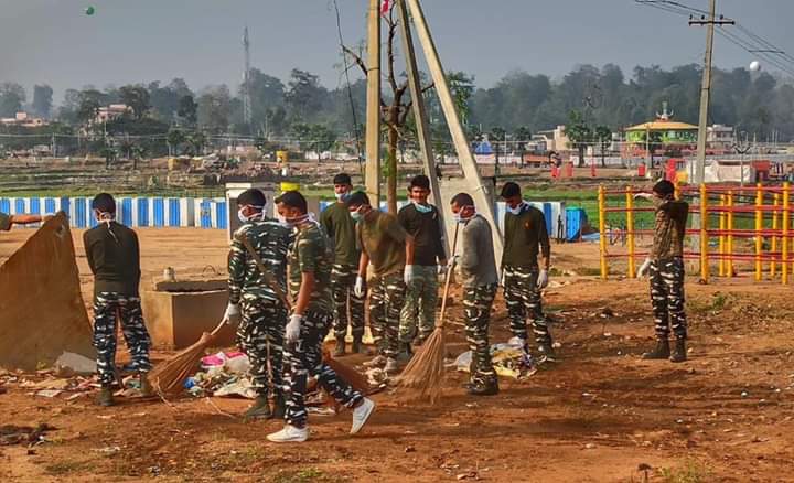 fasi_adeeb's tweet image. Our #IndianCommandos Participating in Swach Baharth at Medaram 🙏🇮🇳

గన్నులు పట్టిన #జవానుల చేతుల్లో  మేడారం జాతరలో చీపుర్లు !!
#JayhoJawan
#JaiHind🇮🇳
#SwachBaharth
#IncrediableIndia&apos;

@MuluguSP @TelanganaDGP @HiHyderabad @KTRTRS @TelanganaCOPs @adgpi @MC_GWMC @DrTamilisaiGuv