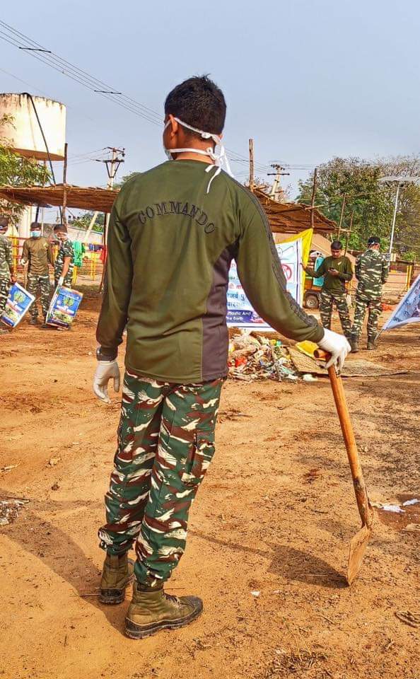fasi_adeeb's tweet image. Our #IndianCommandos Participating in Swach Baharth at Medaram 🙏🇮🇳

గన్నులు పట్టిన #జవానుల చేతుల్లో  మేడారం జాతరలో చీపుర్లు !!
#JayhoJawan
#JaiHind🇮🇳
#SwachBaharth
#IncrediableIndia&apos;

@MuluguSP @TelanganaDGP @HiHyderabad @KTRTRS @TelanganaCOPs @adgpi @MC_GWMC @DrTamilisaiGuv