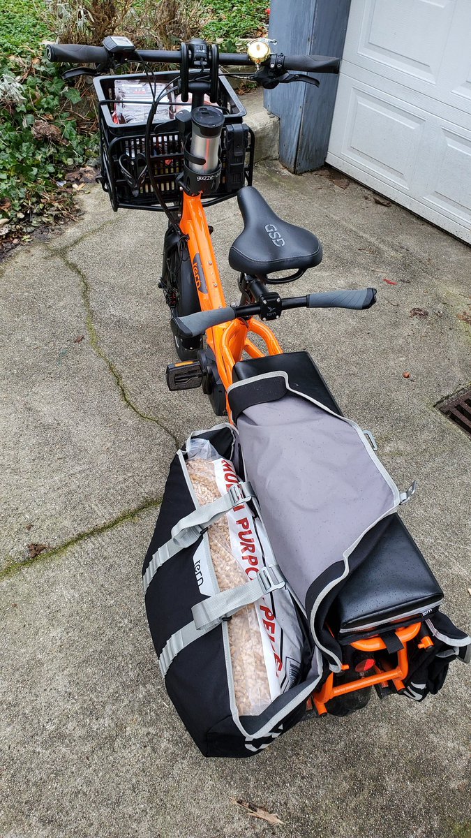  #Bike365 day 42: school runs plus more kitty shopping (food: 12 big cans & a bag in the front basket; 40lbs of pine kitty litter in the  @ternbicycles)  #GSD CargoHold pannier) & skating lessons. 20km for the day.