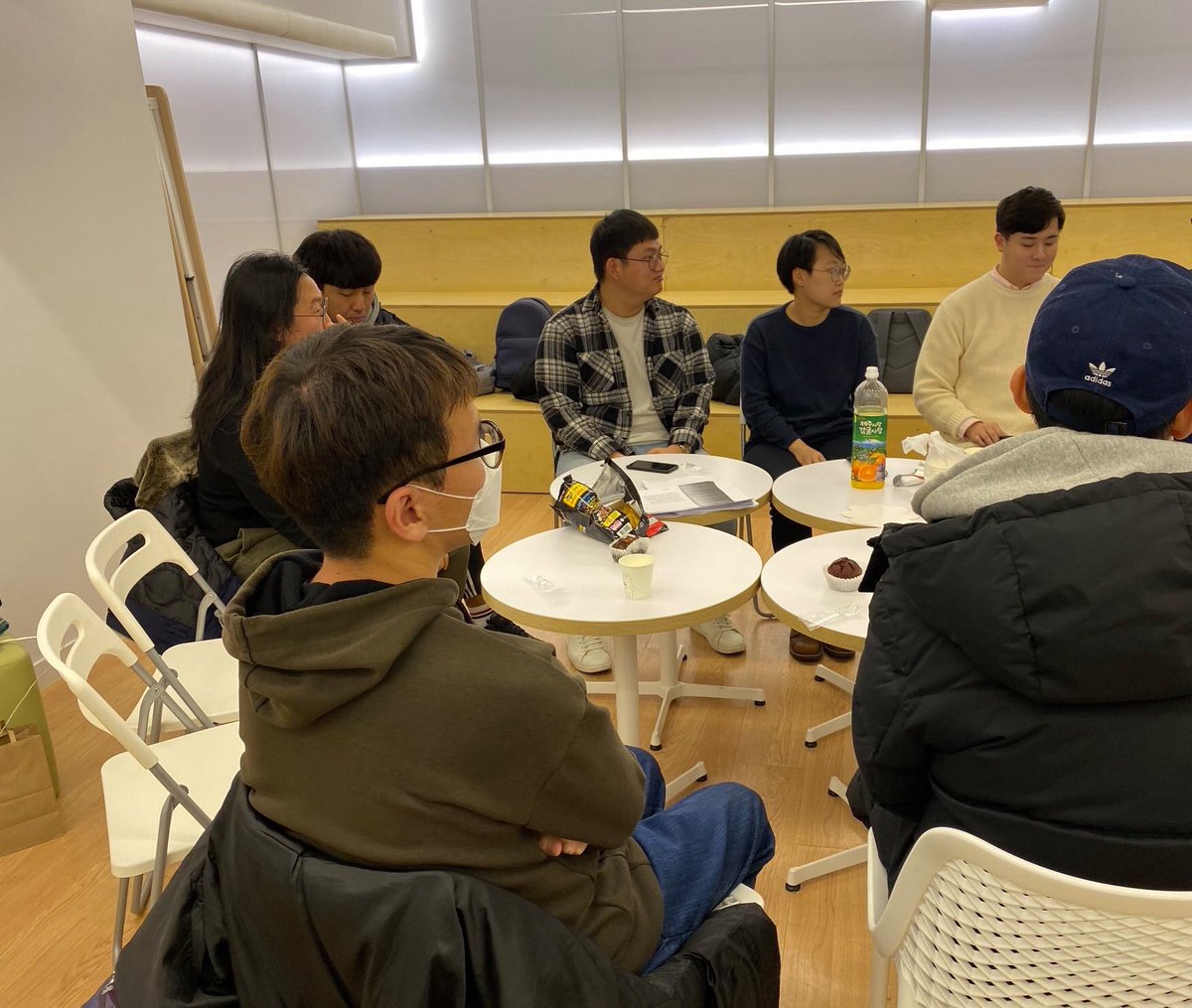 갓길 1월 정기모임이 많은 분들의 관심과 참여로 진행됐습니다.

이번 모임은 두 편의 발췌된 글을 읽고 각자의 경험과 생각을 나누는 방식으로 진행되었습니다. 

한 명 한 명의 소중한 경험과 생각을 나누며 위로받는 시간이었습니다. 2월 정기모임에도 많은 분들과 함께 할 수 있기를 기대합니다!