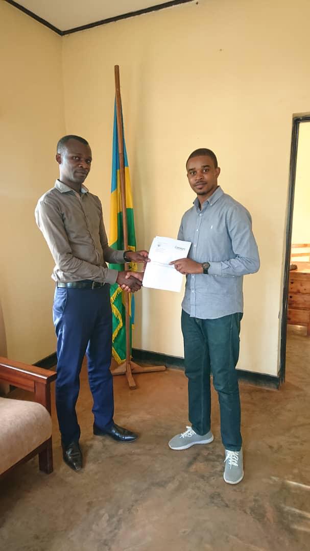 ConsortRwanda's tweet photo. In the framework of community health promotion and prevention of diseases associated with poor sanitation,We signed a partnership agreement with Musenyi Sector to build standard latrines,bathrooms and kitchens for 10 Vulnerable families in Musenyi  @BugeseraDistr  @UNVRwanda https://t.co/pcDNIFZDum