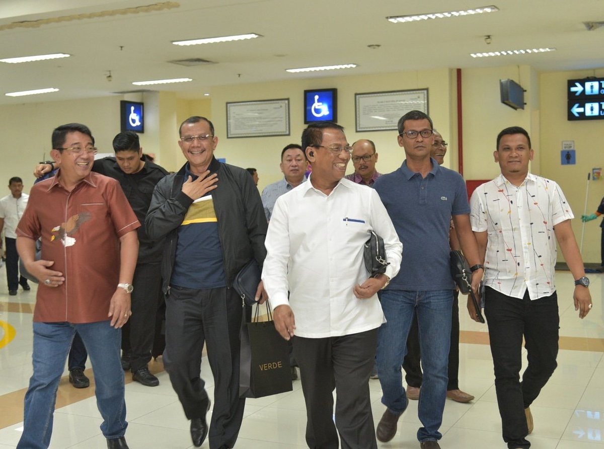 kejati_aceh's tweet photo. Kajati Aceh, Wakajati, Para Asisten dan pejabat struktural lainnya menyambut kedatangan Jaksa Agung Muda Pengawasan (Jamwas) dan Sesjamdatun Kejaksaan RI di Bandara Internasional Sultan Iskandar Muda, Aceh.
#Kejaksaanri #kejatiaceh #jamwas #sesjamdatun https://t.co/KnY9AGzpwp