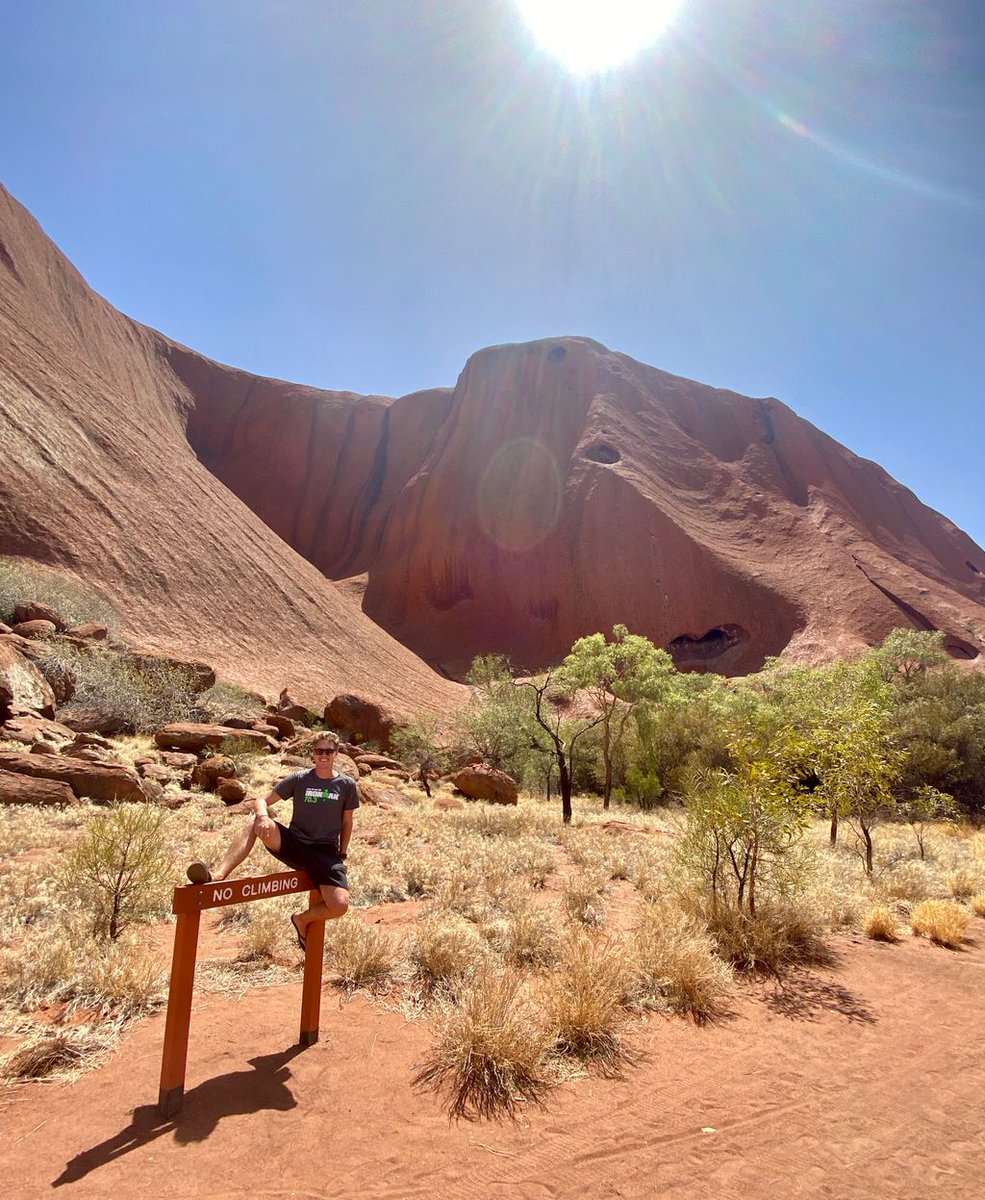 I know it’s a little #obvious to “climb” the no climbing - sign 😜 but don’t forget, I do this mainly to #entertain myself and I think I’m #hilarious 🤣 
Besides that, I had my #supervisor with me and she didn’t let me climb #uluru/#ayersrock 😎😆