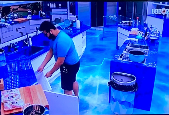 Eu fiquei com d&oacute; agora do VH. De verdade. Ele j&aacute; n&atilde;o faz nada e mandar ele lavar a lou&ccedil;a foi sacanagem<a href="/tag/redebbb"class="tags"><span>#redebbb</span></a><a href="/tag/bbb20"class="tags"><span>#bbb20</span></a>