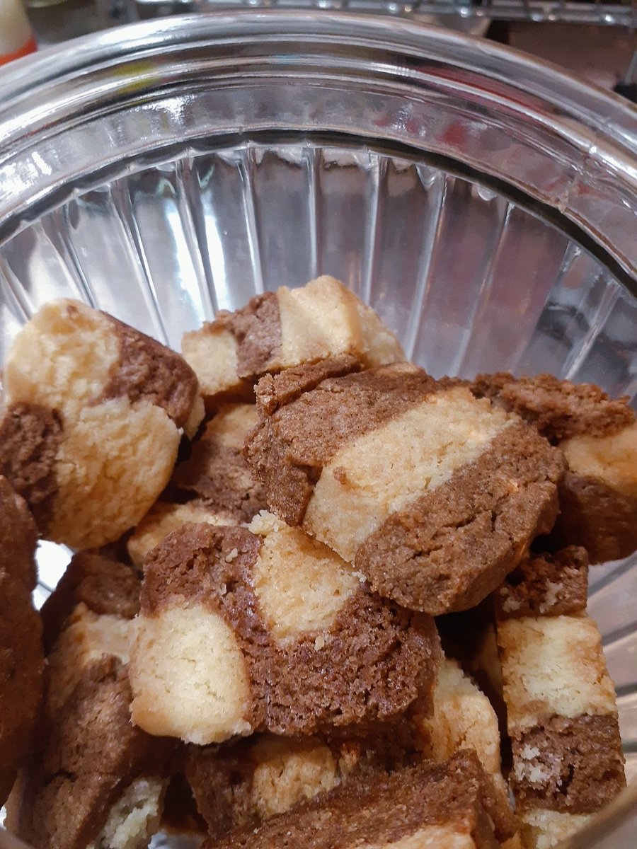 さかき 中俺 On Twitter 本日のアイスボックスクッキー 2回分を1回で焼いたためくっついた 笑 が 歯触りは予想通りに 固形油分の バター100g 液状油分のサラダ油80mlに変えたため生地が緩かったので次回は20 をショートニングに変えようと思う 某おばさんの